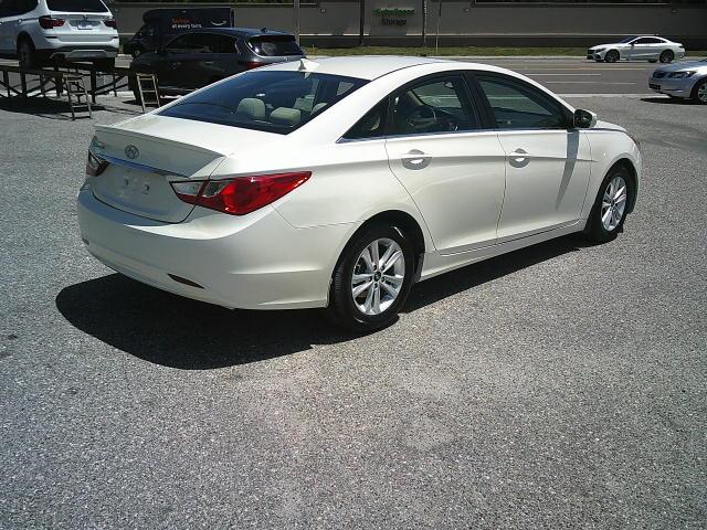 2013 WHITE /Gray Hyundai Sonata GLS (5NPEB4AC9DH) with an 2.4L L4 DOHC 16V engine, 6-Speed Automatic transmission, located at 4000 Bee Ridge Road, Sarasota, FL, 34233, (941) 926-0300, 27.298664, -82.489151 - Photo#5