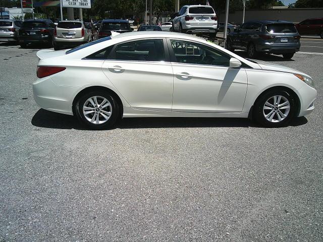 2013 WHITE /Gray Hyundai Sonata GLS (5NPEB4AC9DH) with an 2.4L L4 DOHC 16V engine, 6-Speed Automatic transmission, located at 4000 Bee Ridge Road, Sarasota, FL, 34233, (941) 926-0300, 27.298664, -82.489151 - Photo#6
