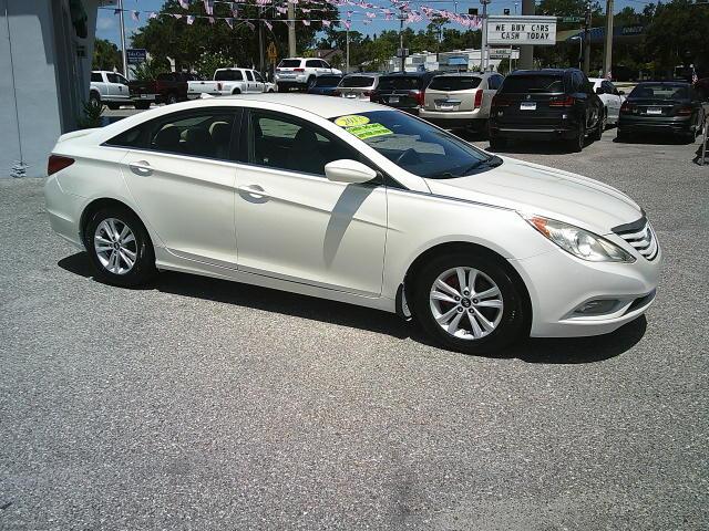 2013 WHITE /Gray Hyundai Sonata GLS (5NPEB4AC9DH) with an 2.4L L4 DOHC 16V engine, 6-Speed Automatic transmission, located at 4000 Bee Ridge Road, Sarasota, FL, 34233, (941) 926-0300, 27.298664, -82.489151 - Photo#7
