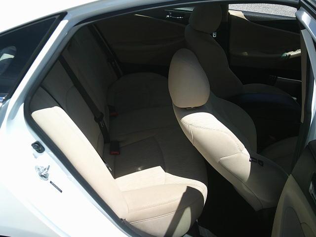 2013 WHITE /Gray Hyundai Sonata GLS (5NPEB4AC9DH) with an 2.4L L4 DOHC 16V engine, 6-Speed Automatic transmission, located at 4000 Bee Ridge Road, Sarasota, FL, 34233, (941) 926-0300, 27.298664, -82.489151 - Photo#11
