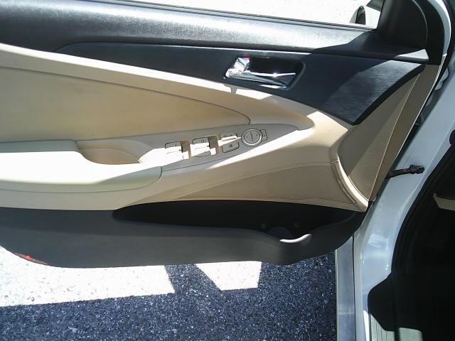 2013 WHITE /Gray Hyundai Sonata GLS (5NPEB4AC9DH) with an 2.4L L4 DOHC 16V engine, 6-Speed Automatic transmission, located at 4000 Bee Ridge Road, Sarasota, FL, 34233, (941) 926-0300, 27.298664, -82.489151 - Photo#14