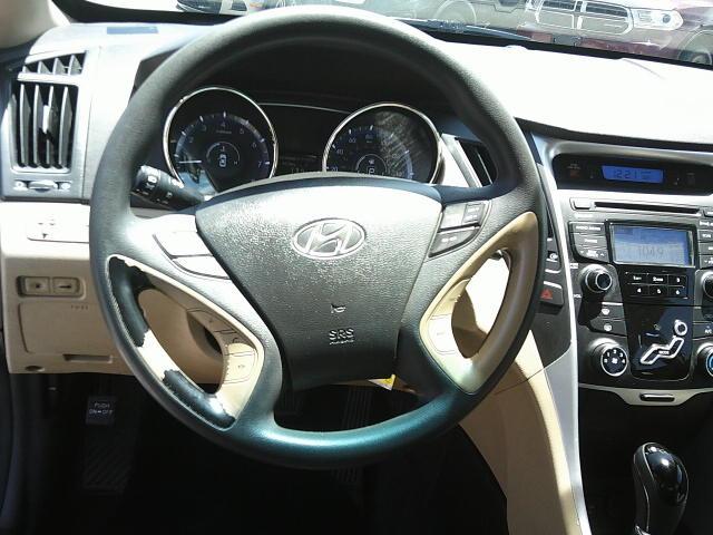 2013 WHITE /Gray Hyundai Sonata GLS (5NPEB4AC9DH) with an 2.4L L4 DOHC 16V engine, 6-Speed Automatic transmission, located at 4000 Bee Ridge Road, Sarasota, FL, 34233, (941) 926-0300, 27.298664, -82.489151 - Photo#16
