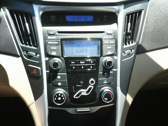2013 WHITE /Gray Hyundai Sonata GLS (5NPEB4AC9DH) with an 2.4L L4 DOHC 16V engine, 6-Speed Automatic transmission, located at 4000 Bee Ridge Road, Sarasota, FL, 34233, (941) 926-0300, 27.298664, -82.489151 - Photo#21