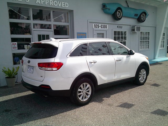 2018 WHITE /Beige Kia Sorento LX 2WD (5XYPG4A37JG) with an 2.4L L4 DOHC 16V engine, 6A transmission, located at 4000 Bee Ridge Road, Sarasota, FL, 34233, (941) 926-0300, 27.298664, -82.489151- Photo#4