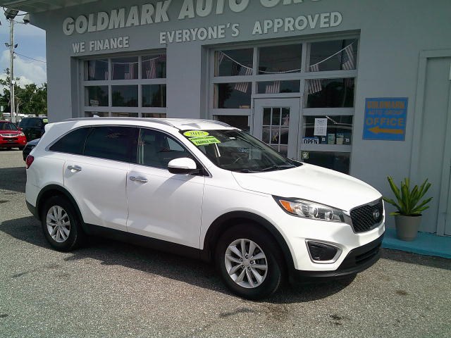 2018 WHITE /Beige Kia Sorento LX 2WD (5XYPG4A37JG) with an 2.4L L4 DOHC 16V engine, 6A transmission, located at 4000 Bee Ridge Road, Sarasota, FL, 34233, (941) 926-0300, 27.298664, -82.489151- Photo#3