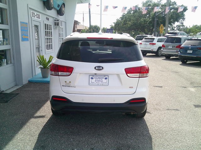 2018 WHITE /Beige Kia Sorento LX 2WD (5XYPG4A37JG) with an 2.4L L4 DOHC 16V engine, 6A transmission, located at 4000 Bee Ridge Road, Sarasota, FL, 34233, (941) 926-0300, 27.298664, -82.489151- Photo#6