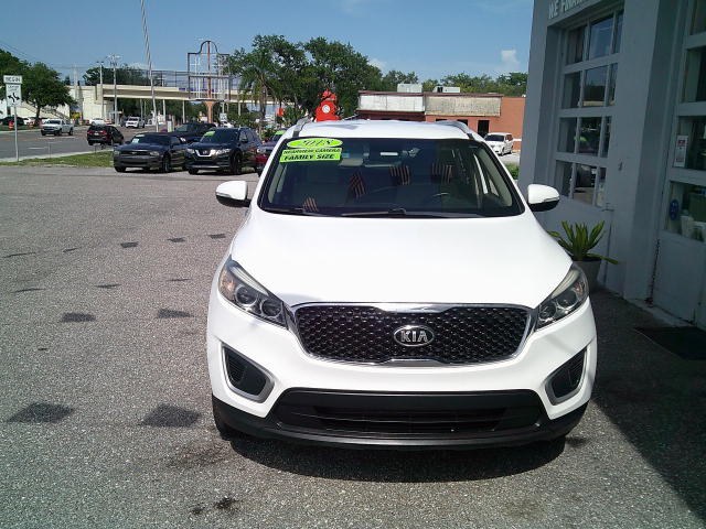 2018 WHITE /Beige Kia Sorento LX 2WD (5XYPG4A37JG) with an 2.4L L4 DOHC 16V engine, 6A transmission, located at 4000 Bee Ridge Road, Sarasota, FL, 34233, (941) 926-0300, 27.298664, -82.489151- Photo#2