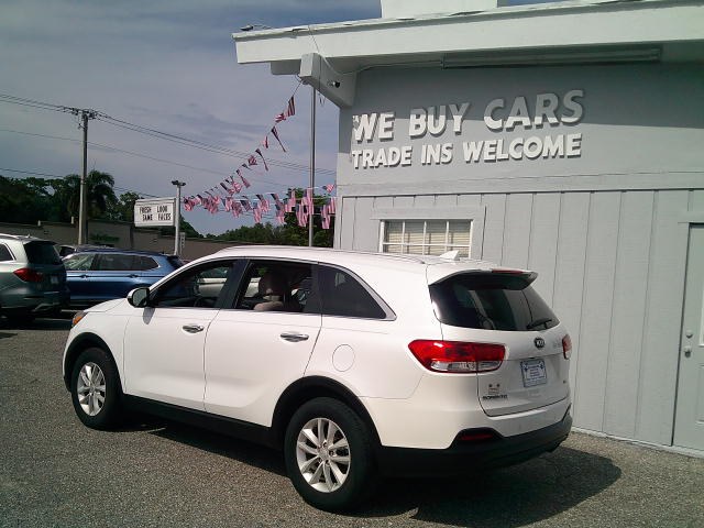 2018 WHITE /Beige Kia Sorento LX 2WD (5XYPG4A37JG) with an 2.4L L4 DOHC 16V engine, 6A transmission, located at 4000 Bee Ridge Road, Sarasota, FL, 34233, (941) 926-0300, 27.298664, -82.489151- Photo#5