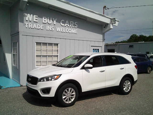 2018 WHITE /Beige Kia Sorento LX 2WD (5XYPG4A37JG) with an 2.4L L4 DOHC 16V engine, 6A transmission, located at 4000 Bee Ridge Road, Sarasota, FL, 34233, (941) 926-0300, 27.298664, -82.489151- Photo#1