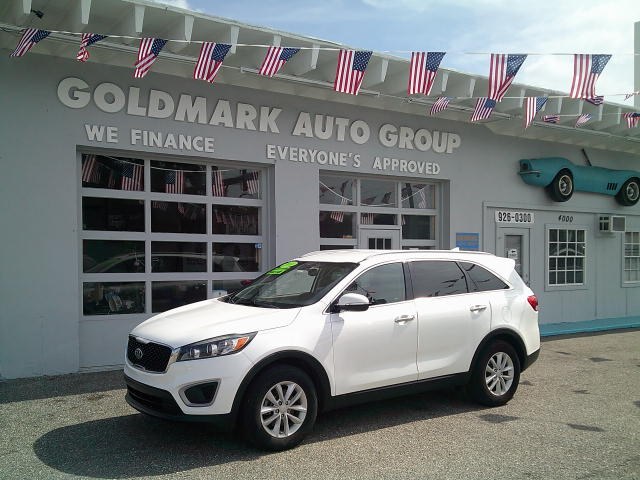 2018 WHITE /Beige Kia Sorento LX 2WD (5XYPG4A37JG) with an 2.4L L4 DOHC 16V engine, 6A transmission, located at 4000 Bee Ridge Road, Sarasota, FL, 34233, (941) 926-0300, 27.298664, -82.489151- Photo#0