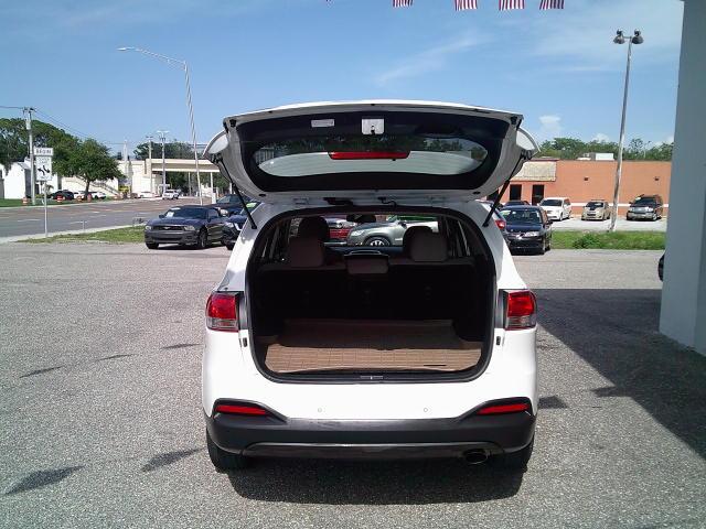 2018 WHITE /Beige Kia Sorento LX 2WD (5XYPG4A37JG) with an 2.4L L4 DOHC 16V engine, 6A transmission, located at 4000 Bee Ridge Road, Sarasota, FL, 34233, (941) 926-0300, 27.298664, -82.489151- Photo#7
