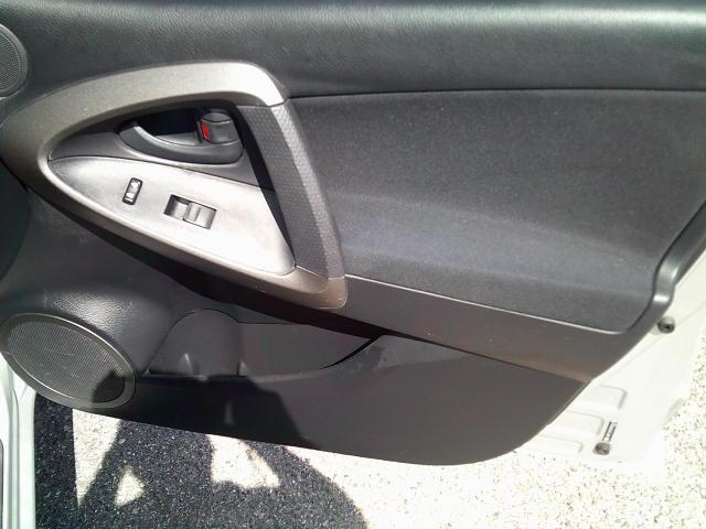 2009 Silver /Black Toyota RAV4 Sport I4 2WD (JTMZF32V09D) with an 2.4L L4 DOHC 16V engine, 4A transmission, located at 4000 Bee Ridge Road, Sarasota, FL, 34233, (941) 926-0300, 27.298664, -82.489151- Photo#13