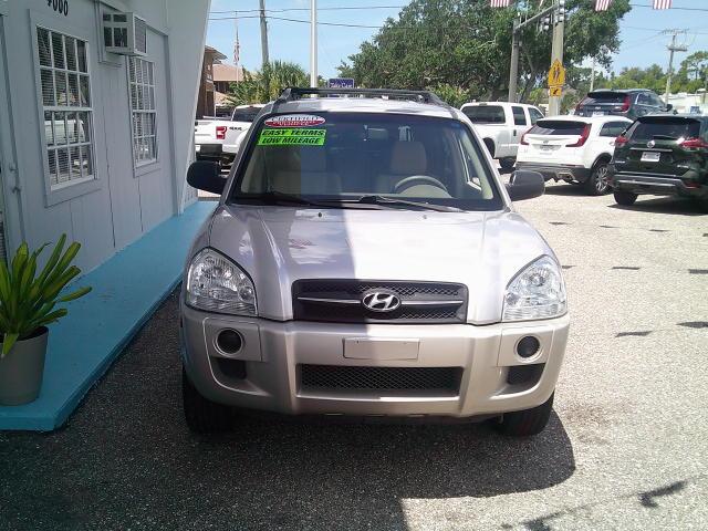 2006 Silver /Beige Hyundai Tucson GL 2.0 2WD (KM8JM12B66U) with an 2.0L L4 DOHC 16V engine, Automatic transmission, located at 4000 Bee Ridge Road, Sarasota, FL, 34233, (941) 926-0300, 27.298664, -82.489151- Photo#1