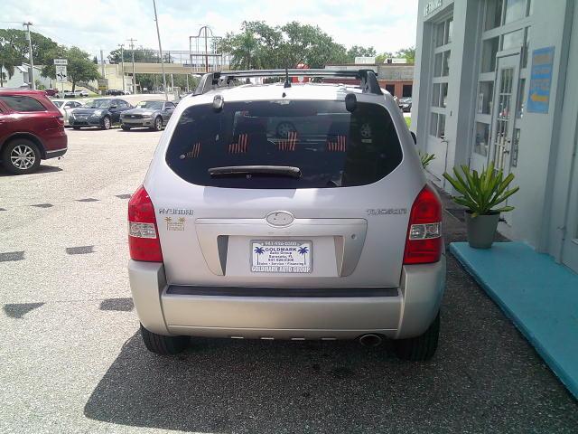 2006 Silver /Beige Hyundai Tucson GL 2.0 2WD (KM8JM12B66U) with an 2.0L L4 DOHC 16V engine, Automatic transmission, located at 4000 Bee Ridge Road, Sarasota, FL, 34233, (941) 926-0300, 27.298664, -82.489151- Photo#3