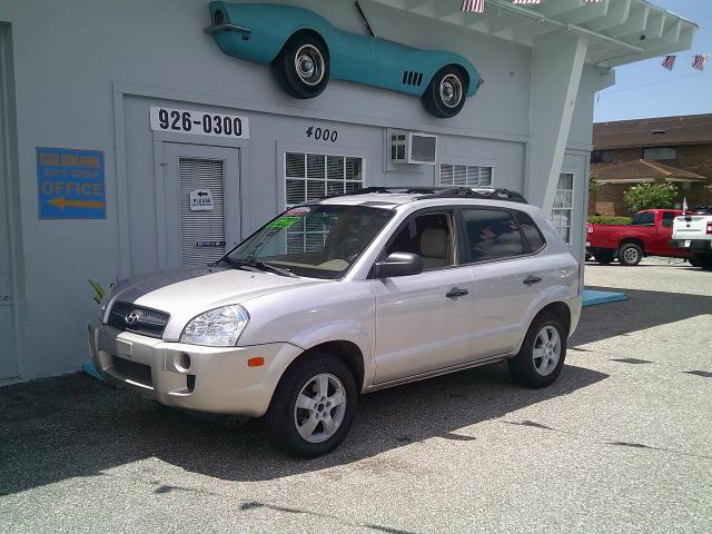 2006 Silver /Beige Hyundai Tucson GL 2.0 2WD (KM8JM12B66U) with an 2.0L L4 DOHC 16V engine, Automatic transmission, located at 4000 Bee Ridge Road, Sarasota, FL, 34233, (941) 926-0300, 27.298664, -82.489151- Photo#2