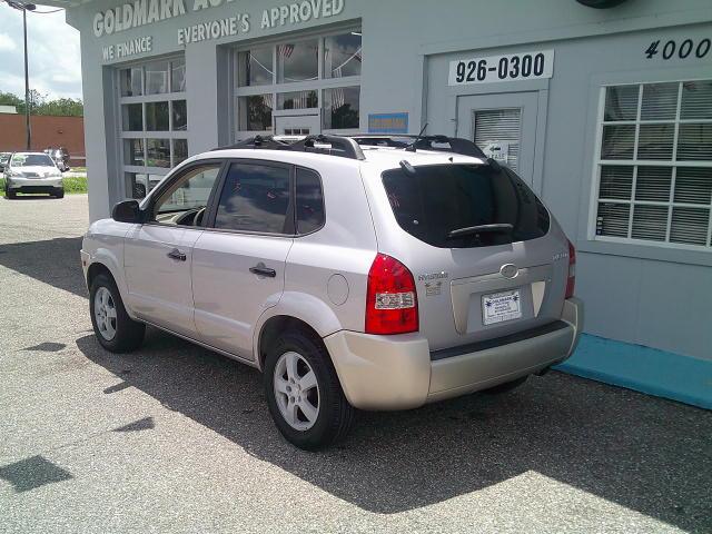 2006 Silver /Beige Hyundai Tucson GL 2.0 2WD (KM8JM12B66U) with an 2.0L L4 DOHC 16V engine, Automatic transmission, located at 4000 Bee Ridge Road, Sarasota, FL, 34233, (941) 926-0300, 27.298664, -82.489151- Photo#4