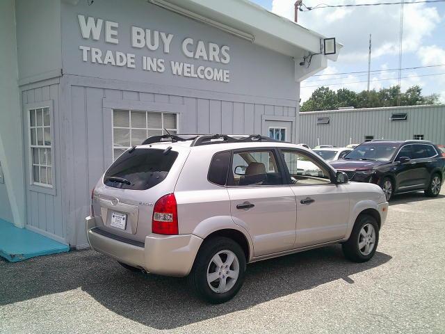 2006 Silver /Beige Hyundai Tucson GL 2.0 2WD (KM8JM12B66U) with an 2.0L L4 DOHC 16V engine, Automatic transmission, located at 4000 Bee Ridge Road, Sarasota, FL, 34233, (941) 926-0300, 27.298664, -82.489151- Photo#6