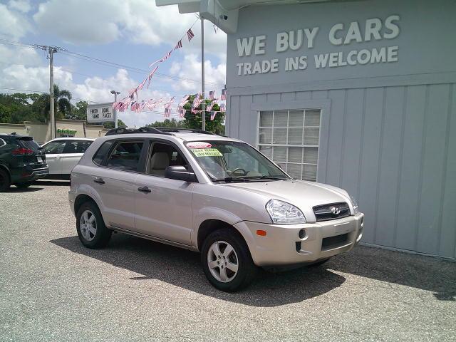 2006 Silver /Beige Hyundai Tucson GL 2.0 2WD (KM8JM12B66U) with an 2.0L L4 DOHC 16V engine, Automatic transmission, located at 4000 Bee Ridge Road, Sarasota, FL, 34233, (941) 926-0300, 27.298664, -82.489151- Photo#7