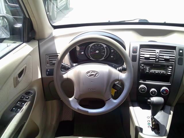 2006 Silver /Beige Hyundai Tucson GL 2.0 2WD (KM8JM12B66U) with an 2.0L L4 DOHC 16V engine, Automatic transmission, located at 4000 Bee Ridge Road, Sarasota, FL, 34233, (941) 926-0300, 27.298664, -82.489151- Photo#11