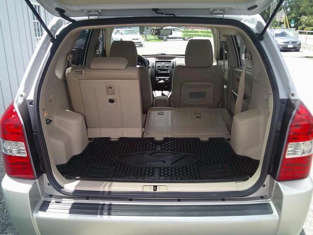 2006 Silver /Beige Hyundai Tucson GL 2.0 2WD (KM8JM12B66U) with an 2.0L L4 DOHC 16V engine, Automatic transmission, located at 4000 Bee Ridge Road, Sarasota, FL, 34233, (941) 926-0300, 27.298664, -82.489151- Photo#12