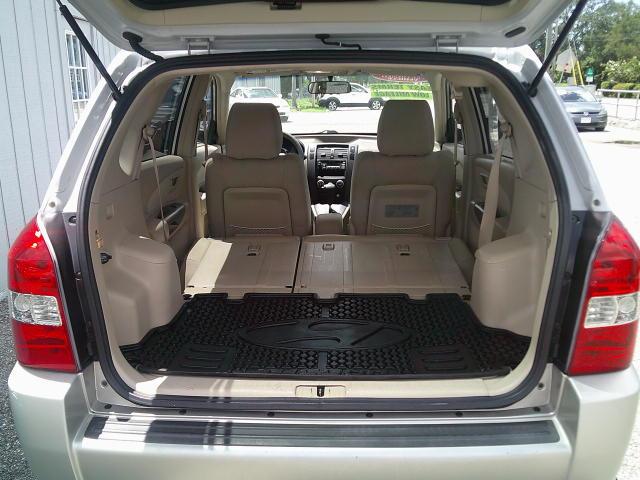 2006 Silver /Beige Hyundai Tucson GL 2.0 2WD (KM8JM12B66U) with an 2.0L L4 DOHC 16V engine, Automatic transmission, located at 4000 Bee Ridge Road, Sarasota, FL, 34233, (941) 926-0300, 27.298664, -82.489151- Photo#13