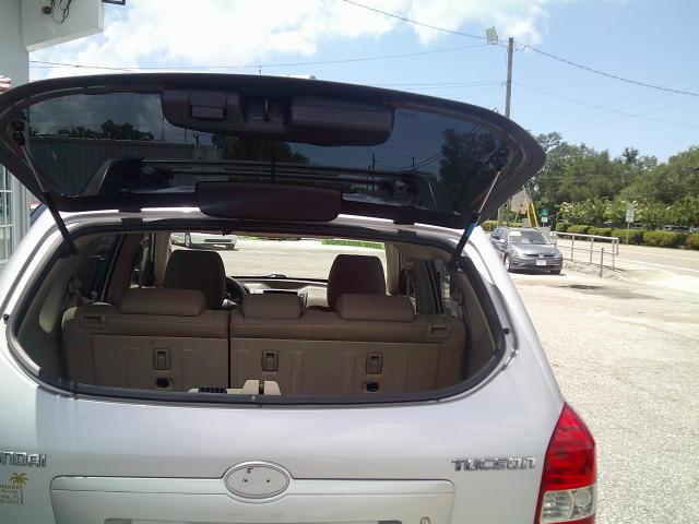 2006 Silver /Beige Hyundai Tucson GL 2.0 2WD (KM8JM12B66U) with an 2.0L L4 DOHC 16V engine, Automatic transmission, located at 4000 Bee Ridge Road, Sarasota, FL, 34233, (941) 926-0300, 27.298664, -82.489151- Photo#15