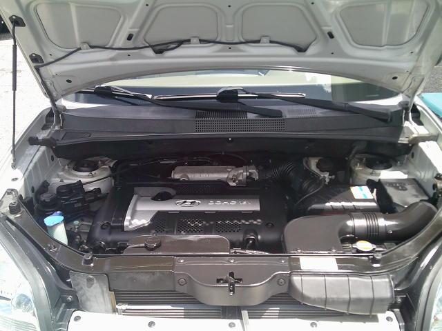 2006 Silver /Beige Hyundai Tucson GL 2.0 2WD (KM8JM12B66U) with an 2.0L L4 DOHC 16V engine, Automatic transmission, located at 4000 Bee Ridge Road, Sarasota, FL, 34233, (941) 926-0300, 27.298664, -82.489151- Photo#19