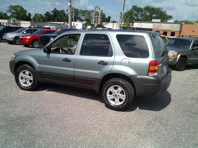 2005 Green /Black Ford Escape XLT 2WD (1FMYU03115K) with an 3.0L V6 DOHC 24V engine, 4A OD transmission, located at 4000 Bee Ridge Road, Sarasota, FL, 34233, (941) 926-0300, 27.298664, -82.489151- Photo#3