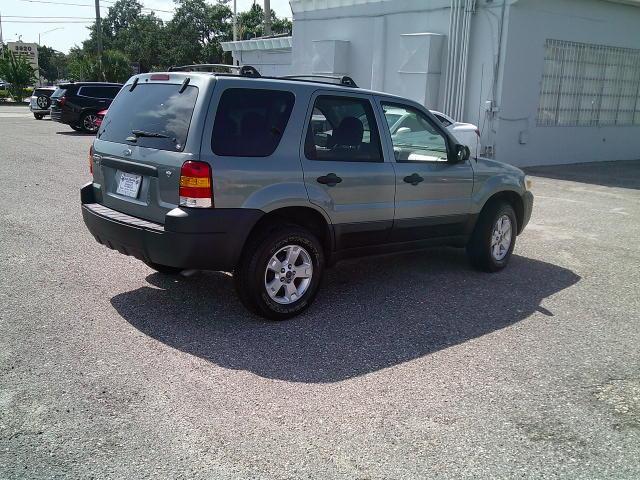 2005 Green /Black Ford Escape XLT 2WD (1FMYU03115K) with an 3.0L V6 DOHC 24V engine, 4A OD transmission, located at 4000 Bee Ridge Road, Sarasota, FL, 34233, (941) 926-0300, 27.298664, -82.489151- Photo#5