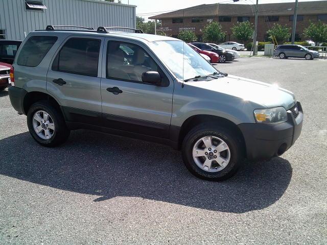 2005 Green /Black Ford Escape XLT 2WD (1FMYU03115K) with an 3.0L V6 DOHC 24V engine, 4A OD transmission, located at 4000 Bee Ridge Road, Sarasota, FL, 34233, (941) 926-0300, 27.298664, -82.489151- Photo#7