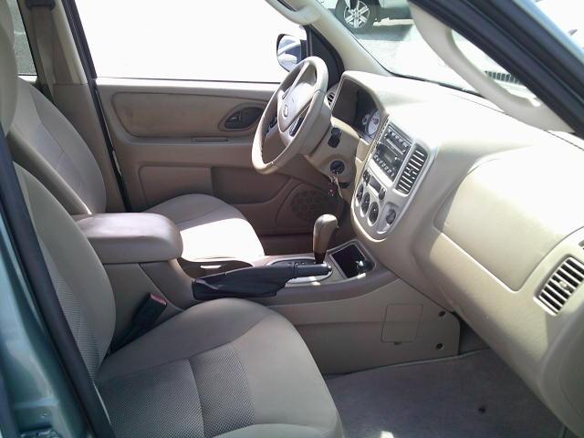 2005 Green /Black Ford Escape XLT 2WD (1FMYU03115K) with an 3.0L V6 DOHC 24V engine, 4A OD transmission, located at 4000 Bee Ridge Road, Sarasota, FL, 34233, (941) 926-0300, 27.298664, -82.489151- Photo#12