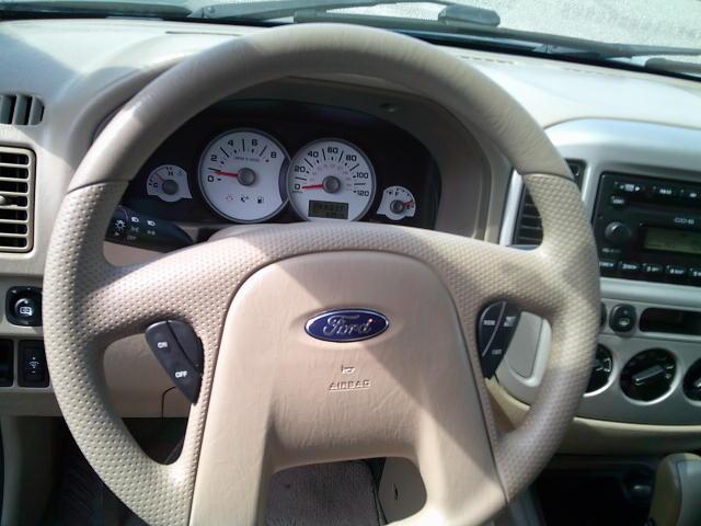 2005 Green /Black Ford Escape XLT 2WD (1FMYU03115K) with an 3.0L V6 DOHC 24V engine, 4A OD transmission, located at 4000 Bee Ridge Road, Sarasota, FL, 34233, (941) 926-0300, 27.298664, -82.489151- Photo#13