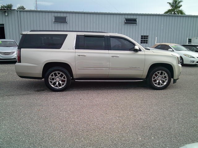 2017 Beige /Brown GMC Yukon XL SLT 2WD (1GKS1GKCXHR) with an 5.3L V8 OHV 16V engine, 6A transmission, located at 4000 Bee Ridge Road, Sarasota, FL, 34233, (941) 926-0300, 27.298664, -82.489151- Photo#7