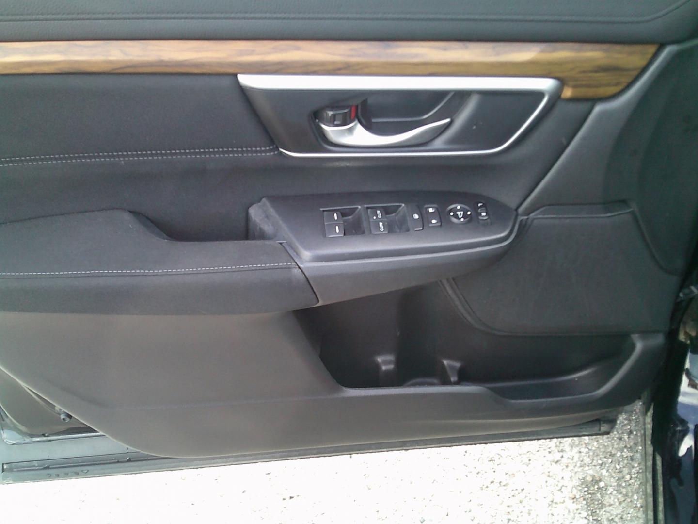 2019 Black /Black Honda CR-V EX AWD (7FARW2H51KE) with an 1.5L L4 16V DOHC TURBO engine, CVT transmission, located at 4000 Bee Ridge Road, Sarasota, FL, 34233, (941) 926-0300, 27.298664, -82.489151- Photo#18