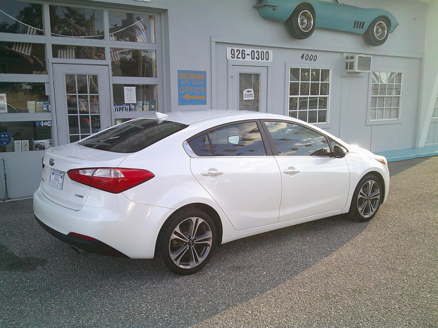 2014 White /Gray Kia Forte EX (KNAFX4A88E5) with an 2.0L L4 DOHC 16V engine, 6A transmission, located at 4000 Bee Ridge Road, Sarasota, FL, 34233, (941) 926-0300, 27.298664, -82.489151- Photo#1