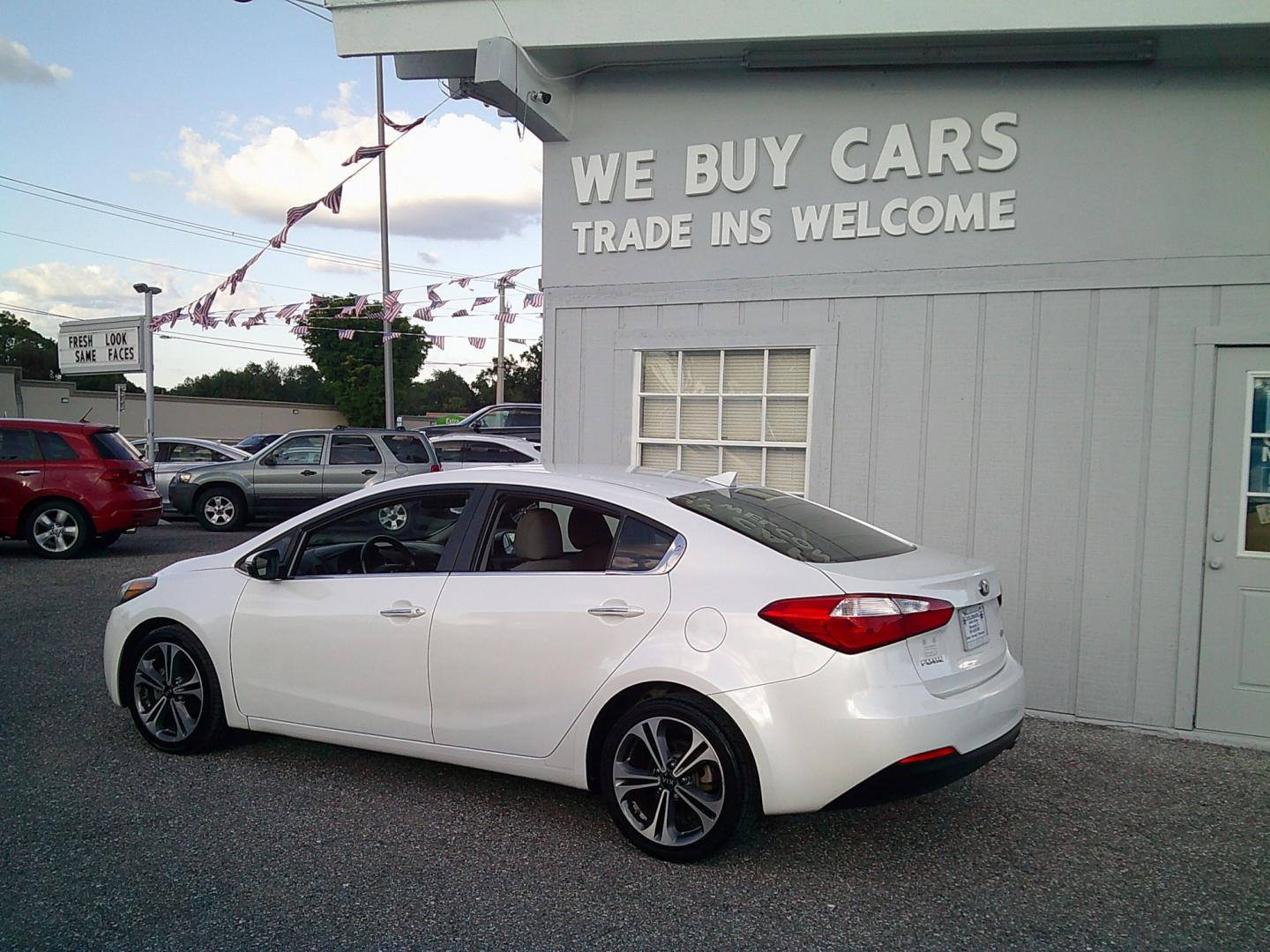 2014 White /Gray Kia Forte EX (KNAFX4A88E5) with an 2.0L L4 DOHC 16V engine, 6A transmission, located at 4000 Bee Ridge Road, Sarasota, FL, 34233, (941) 926-0300, 27.298664, -82.489151- Photo#3