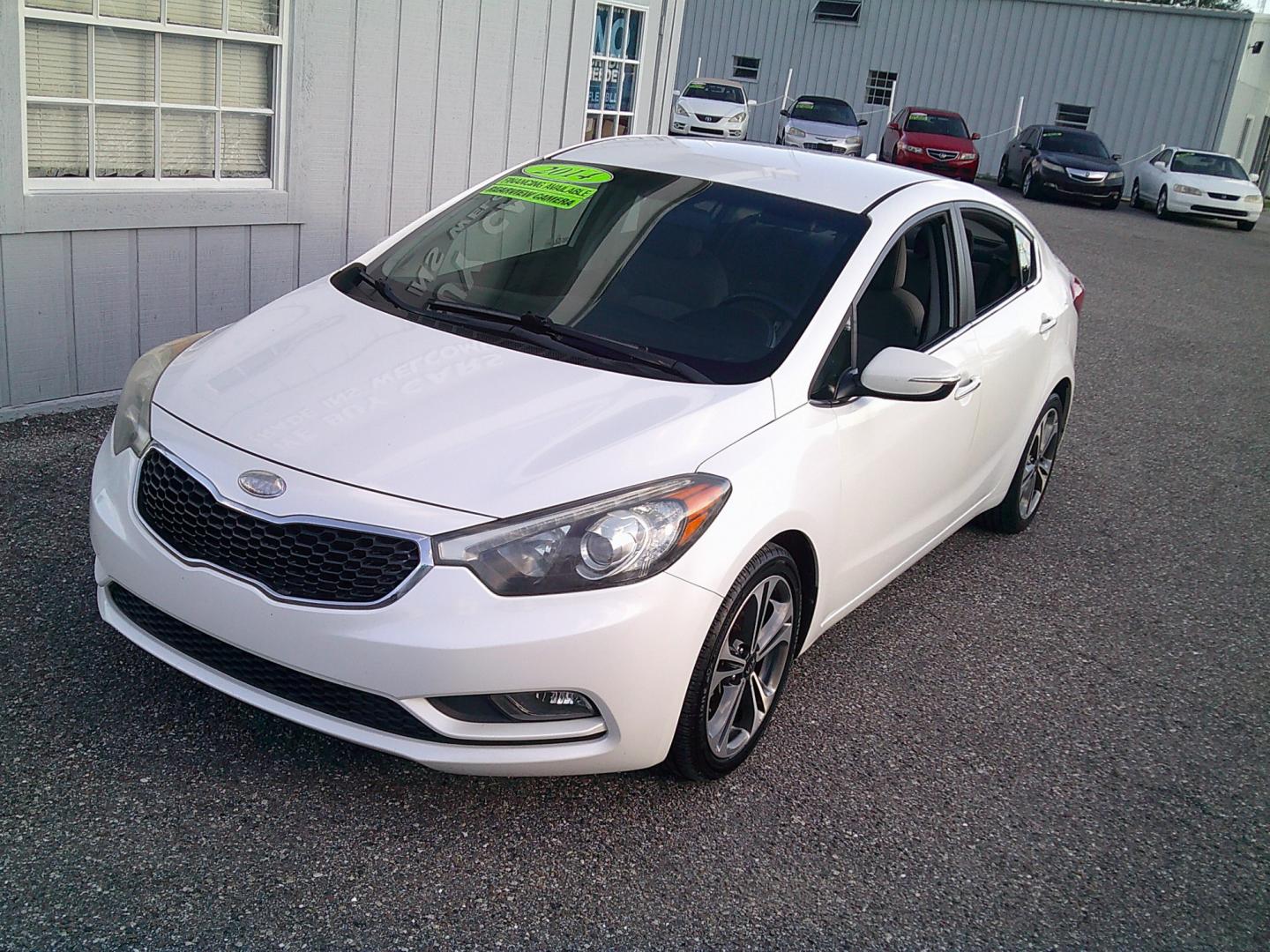 2014 White /Gray Kia Forte EX (KNAFX4A88E5) with an 2.0L L4 DOHC 16V engine, 6A transmission, located at 4000 Bee Ridge Road, Sarasota, FL, 34233, (941) 926-0300, 27.298664, -82.489151- Photo#4