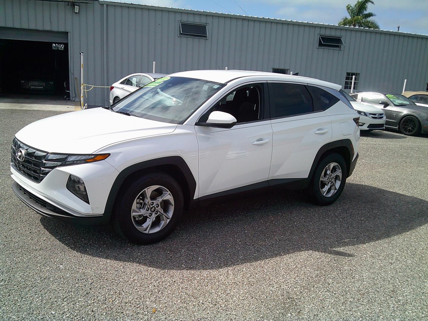2022 White /Black Hyundai Tucson SE (5NMJA3AE1NH) with an 2.5L L4 DOHC 16V engine, 8A transmission, located at 4000 Bee Ridge Road, Sarasota, FL, 34233, (941) 926-0300, 27.298664, -82.489151- Photo#8