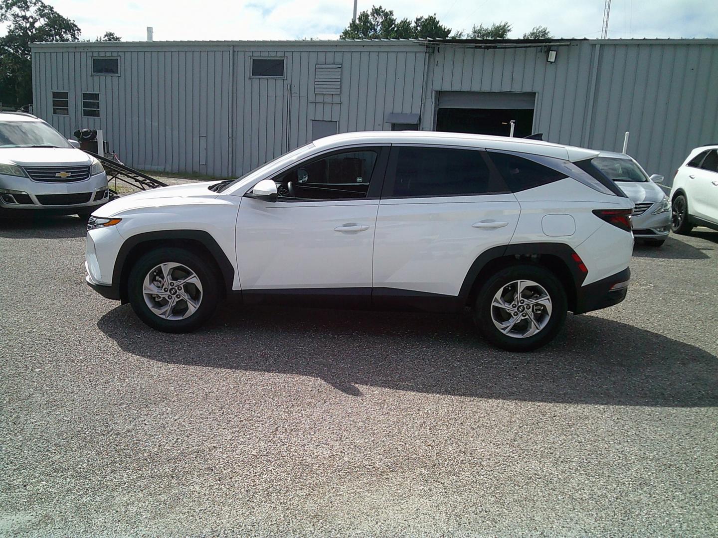 2022 White /Black Hyundai Tucson SE (5NMJA3AE1NH) with an 2.5L L4 DOHC 16V engine, 8A transmission, located at 4000 Bee Ridge Road, Sarasota, FL, 34233, (941) 926-0300, 27.298664, -82.489151- Photo#2
