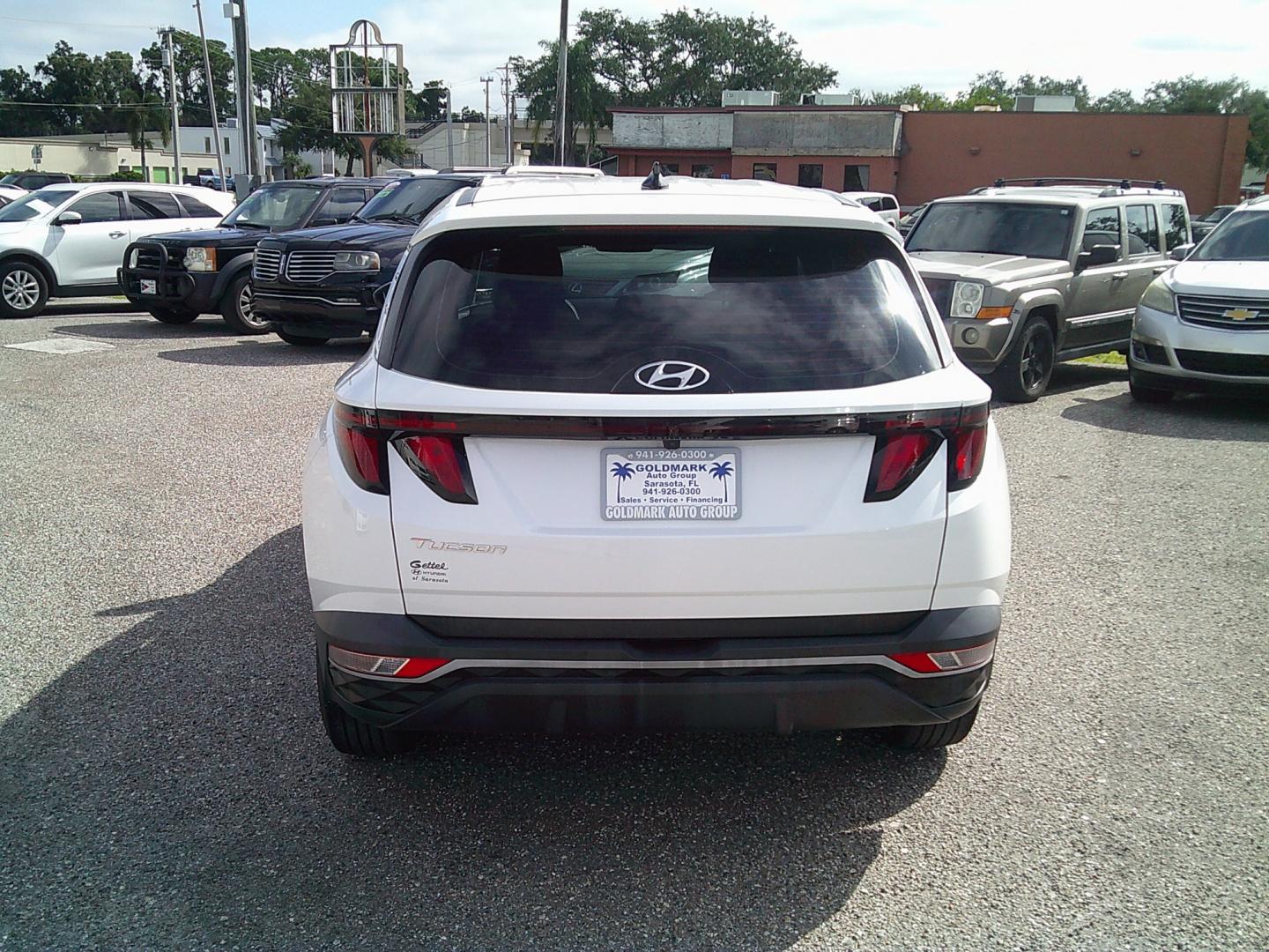 2022 White /Black Hyundai Tucson SE (5NMJA3AE1NH) with an 2.5L L4 DOHC 16V engine, 8A transmission, located at 4000 Bee Ridge Road, Sarasota, FL, 34233, (941) 926-0300, 27.298664, -82.489151- Photo#4