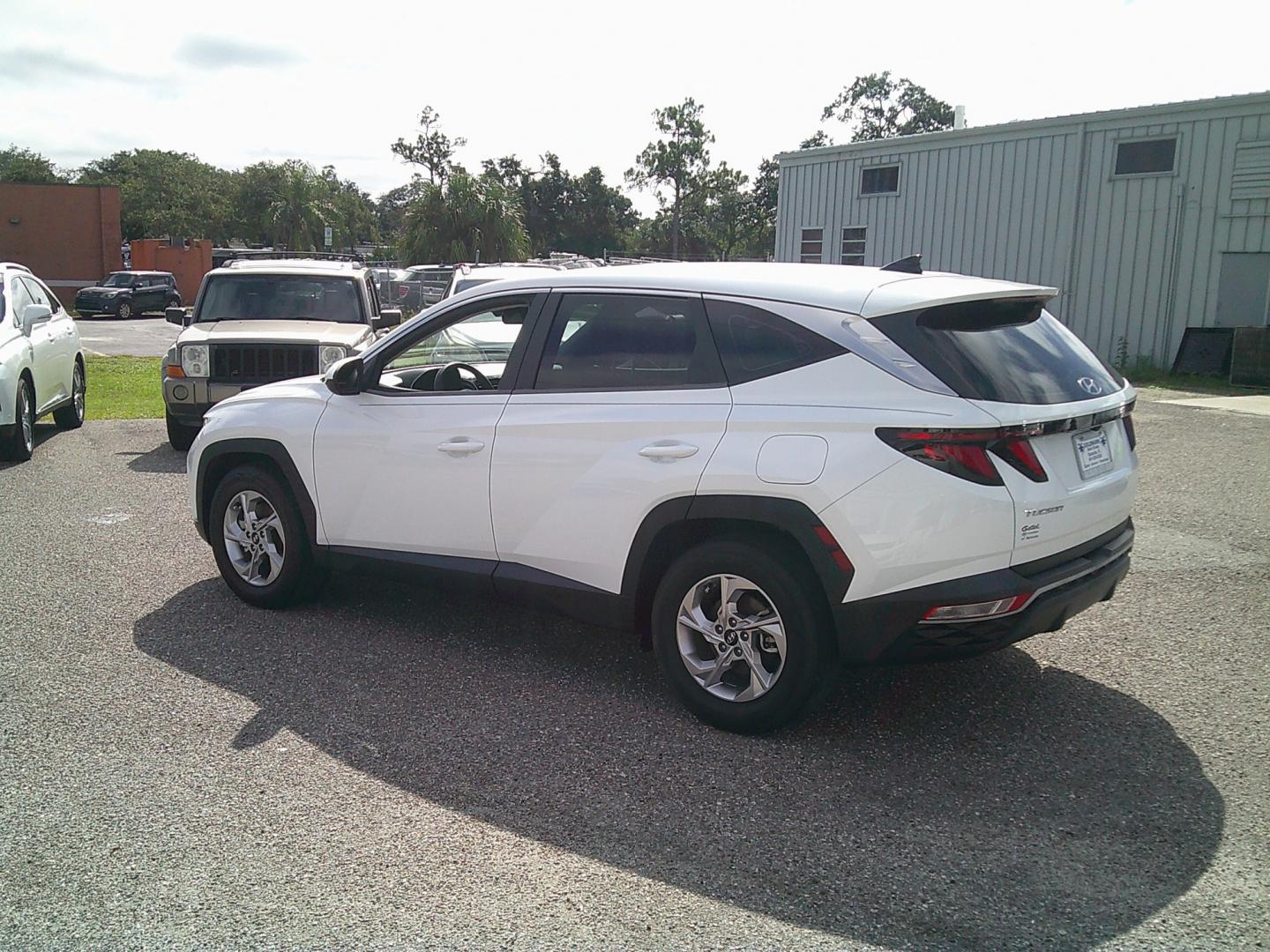 2022 White /Black Hyundai Tucson SE (5NMJA3AE1NH) with an 2.5L L4 DOHC 16V engine, 8A transmission, located at 4000 Bee Ridge Road, Sarasota, FL, 34233, (941) 926-0300, 27.298664, -82.489151- Photo#3