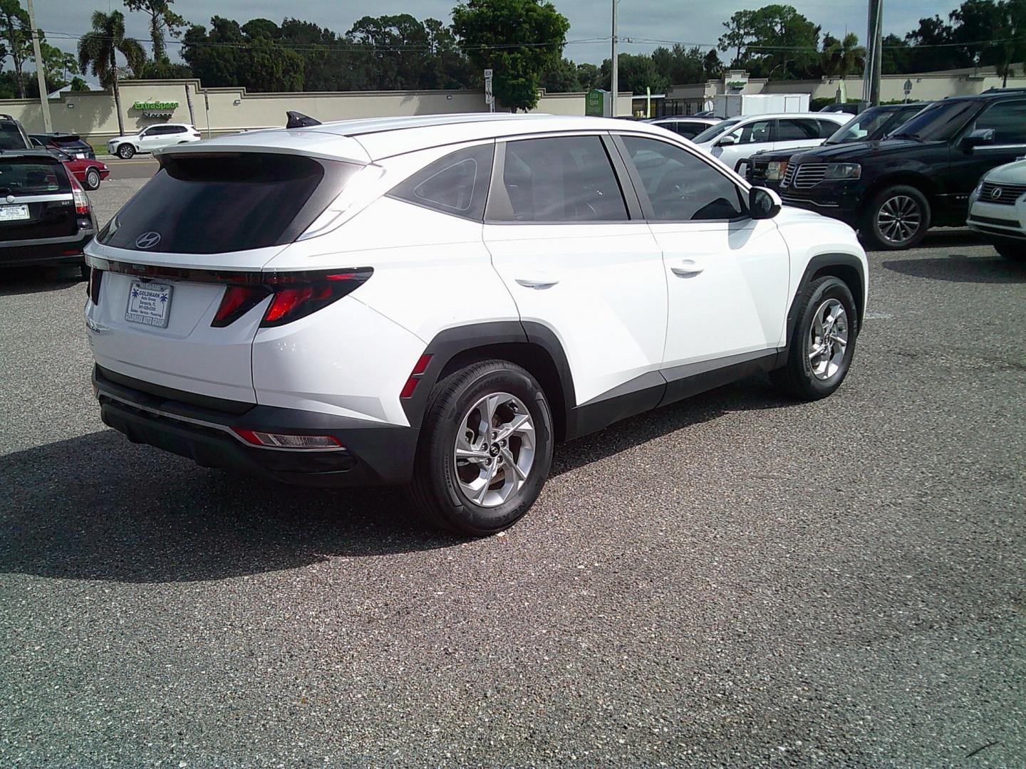 2022 White /Black Hyundai Tucson SE (5NMJA3AE1NH) with an 2.5L L4 DOHC 16V engine, 8A transmission, located at 4000 Bee Ridge Road, Sarasota, FL, 34233, (941) 926-0300, 27.298664, -82.489151- Photo#5