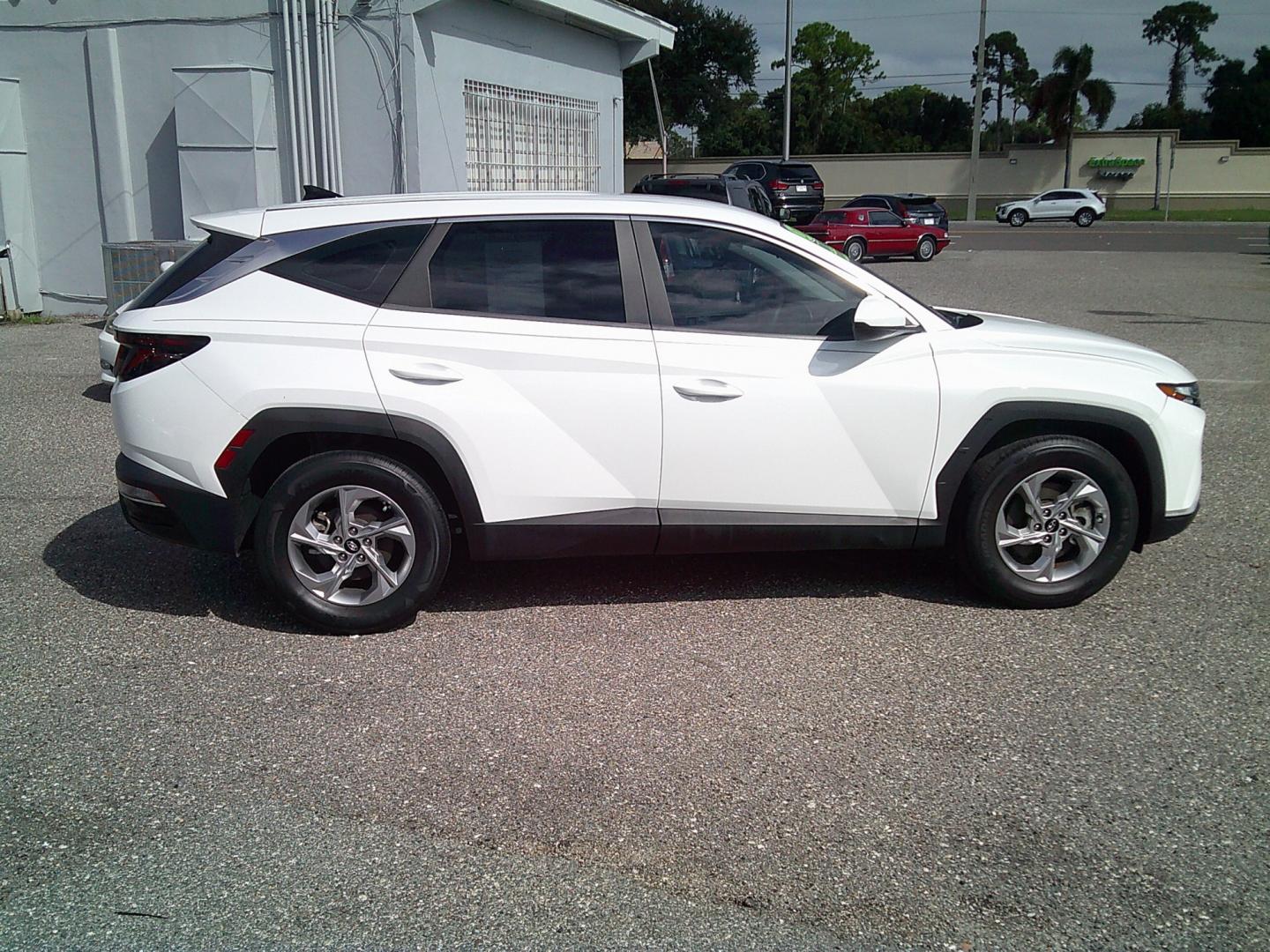 2022 White /Black Hyundai Tucson SE (5NMJA3AE1NH) with an 2.5L L4 DOHC 16V engine, 8A transmission, located at 4000 Bee Ridge Road, Sarasota, FL, 34233, (941) 926-0300, 27.298664, -82.489151- Photo#6