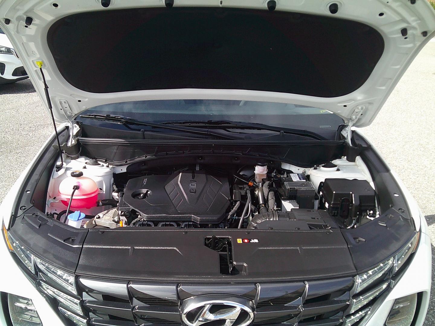 2022 White /Black Hyundai Tucson SE (5NMJA3AE1NH) with an 2.5L L4 DOHC 16V engine, 8A transmission, located at 4000 Bee Ridge Road, Sarasota, FL, 34233, (941) 926-0300, 27.298664, -82.489151- Photo#9