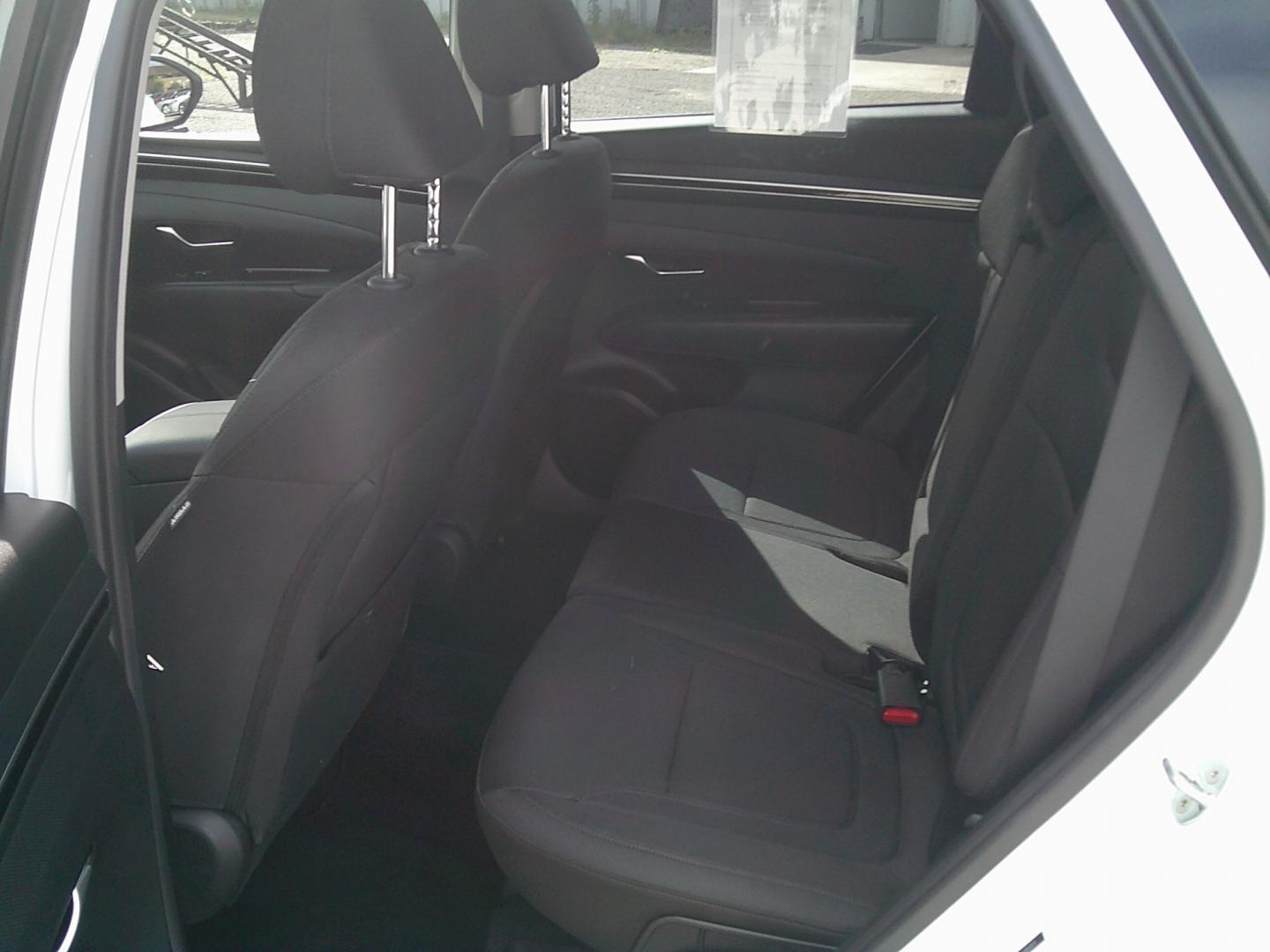 2022 White /Black Hyundai Tucson SE (5NMJA3AE1NH) with an 2.5L L4 DOHC 16V engine, 8A transmission, located at 4000 Bee Ridge Road, Sarasota, FL, 34233, (941) 926-0300, 27.298664, -82.489151- Photo#10