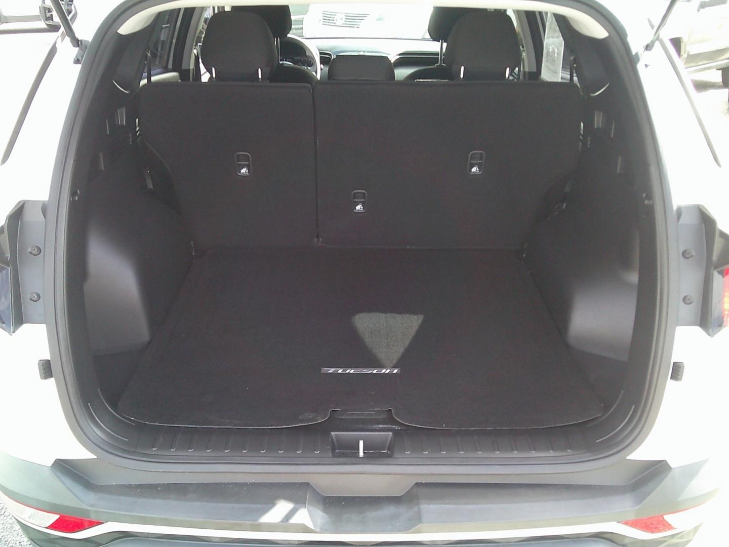 2022 White /Black Hyundai Tucson SE (5NMJA3AE1NH) with an 2.5L L4 DOHC 16V engine, 8A transmission, located at 4000 Bee Ridge Road, Sarasota, FL, 34233, (941) 926-0300, 27.298664, -82.489151- Photo#11