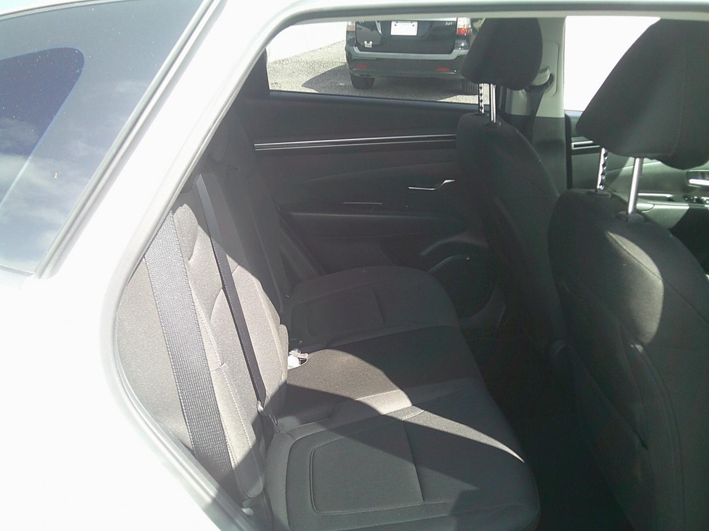 2022 White /Black Hyundai Tucson SE (5NMJA3AE1NH) with an 2.5L L4 DOHC 16V engine, 8A transmission, located at 4000 Bee Ridge Road, Sarasota, FL, 34233, (941) 926-0300, 27.298664, -82.489151- Photo#12