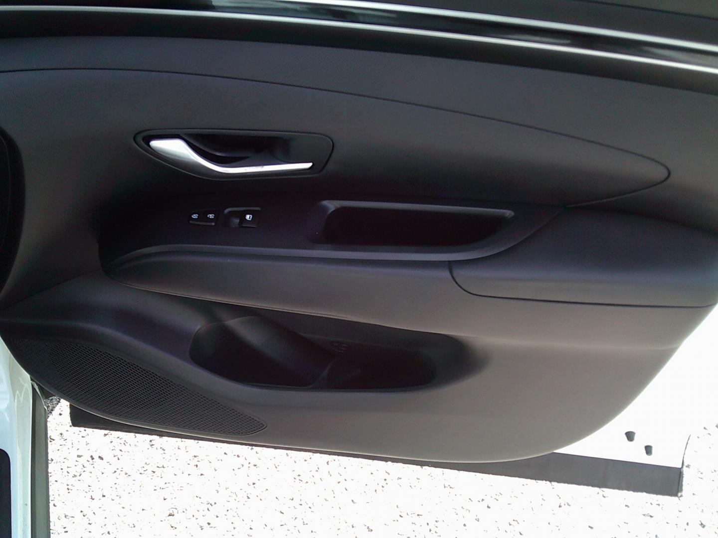 2022 White /Black Hyundai Tucson SE (5NMJA3AE1NH) with an 2.5L L4 DOHC 16V engine, 8A transmission, located at 4000 Bee Ridge Road, Sarasota, FL, 34233, (941) 926-0300, 27.298664, -82.489151- Photo#13