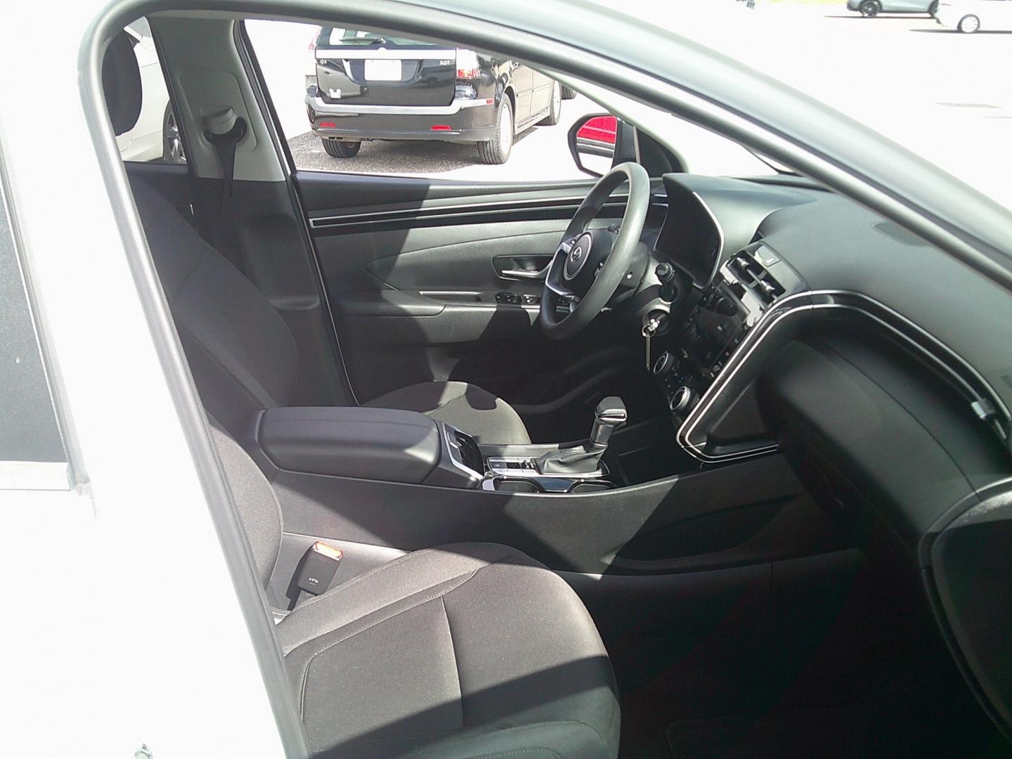 2022 White /Black Hyundai Tucson SE (5NMJA3AE1NH) with an 2.5L L4 DOHC 16V engine, 8A transmission, located at 4000 Bee Ridge Road, Sarasota, FL, 34233, (941) 926-0300, 27.298664, -82.489151- Photo#14