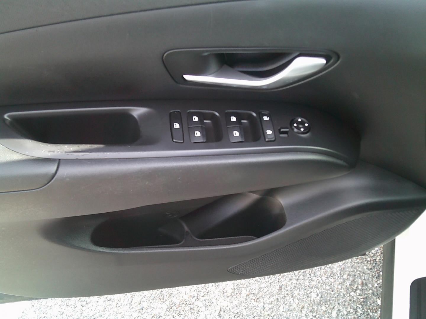 2022 White /Black Hyundai Tucson SE (5NMJA3AE1NH) with an 2.5L L4 DOHC 16V engine, 8A transmission, located at 4000 Bee Ridge Road, Sarasota, FL, 34233, (941) 926-0300, 27.298664, -82.489151- Photo#15